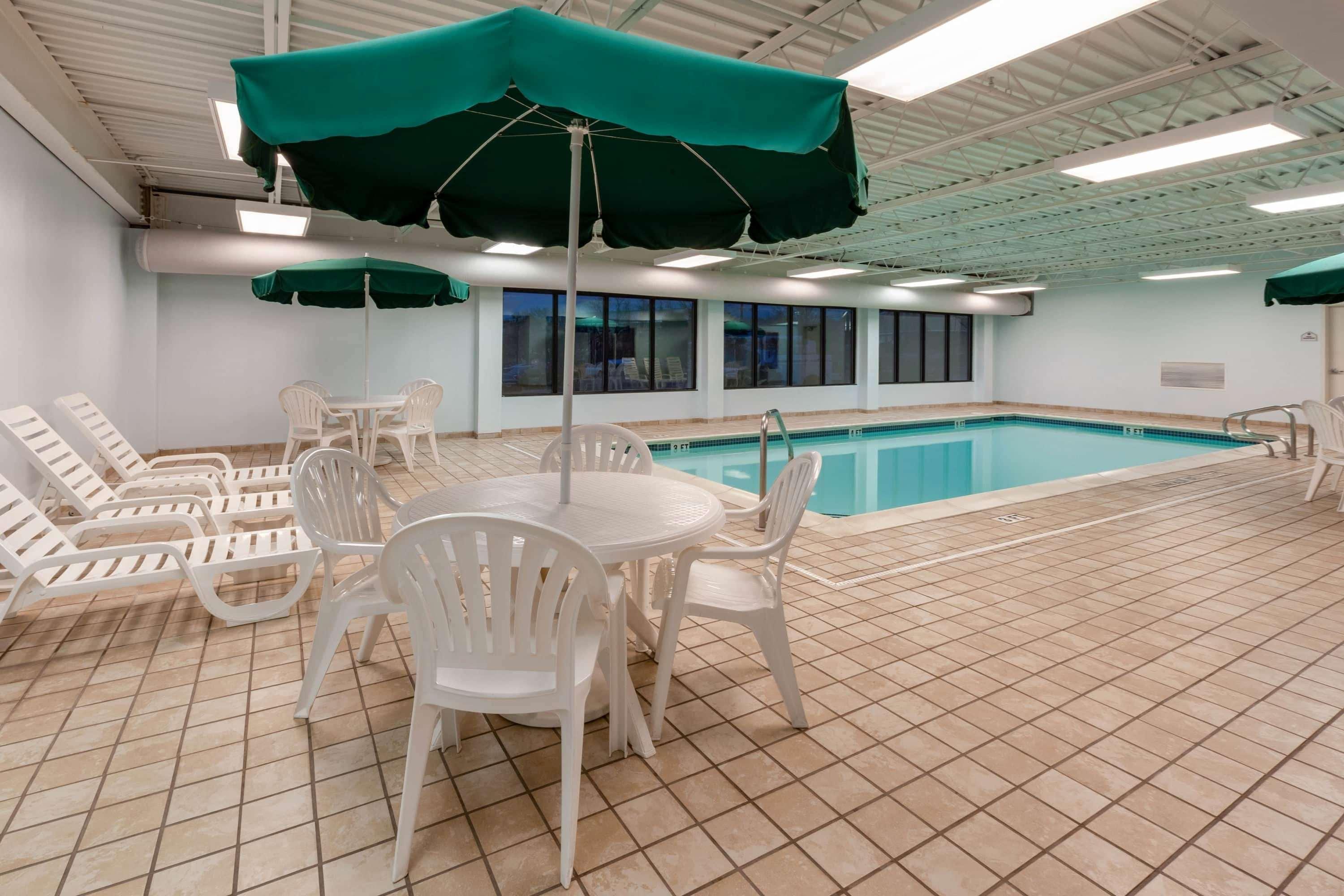 Wingate By Wyndham Erie Hotel Exterior foto